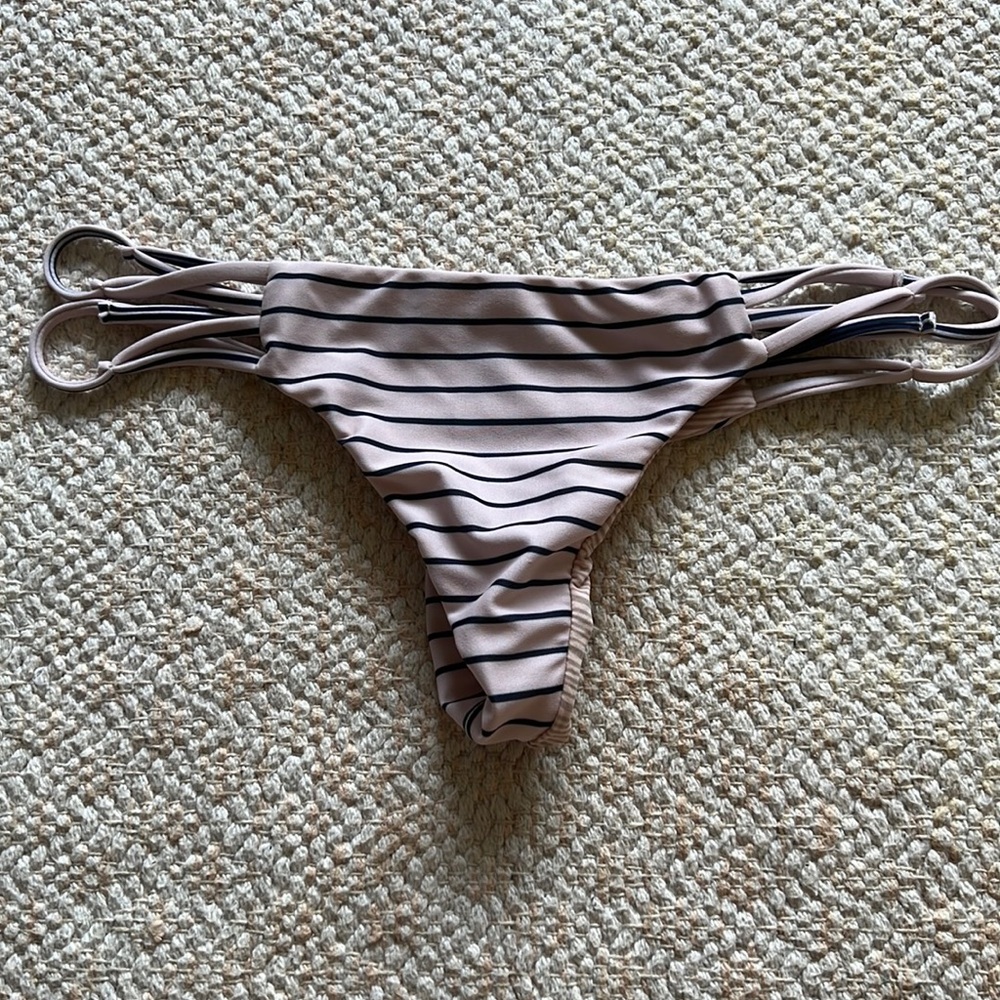 Acacia bottoms size small